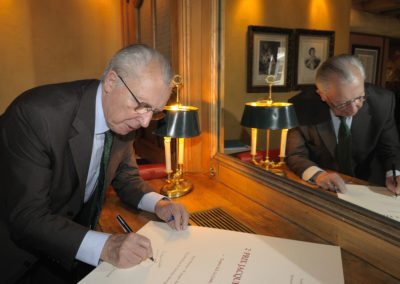 Retrouvailles avec Jacques Delors qui signe le portfolio du 2e Prix Jacques-Goddet. « Le plus beau cadeau que l’on m’ait jamais fait », confiera l’ancien président de la Commission européenne.