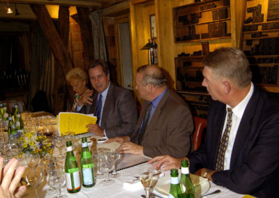 Jean-Louis Debré donne la réplique. Sous le regard attentif de Daniel Isaac, l’un des deux jurés partenaires de cette nouvelle édition.