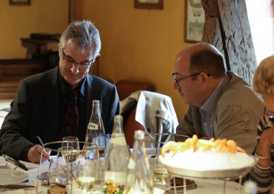 Inamovible secrétaire de séance, Christophe Penot enregistre les votes annoncés par le président du jury. Dans un souci quasi réglementaire, Philippe Sudres vérifie.