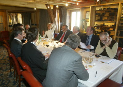 Des jurés à table… et au travail ! Un cliché qui ne manquera pas de devenir traditionnel. ©Cristel Editeur d’Art / Patrick Pichon