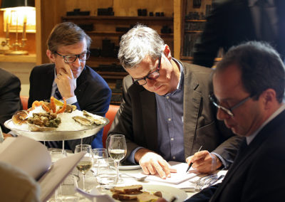 Scène de vie du jury dans la belle lumière capturée par Émilie Hautier, photographe officielle du Prix Jacques-Goddet. Frédéric Ebling s’inspire, tandis que Laurent Lachaux et Henri Montulet hésitent encore.