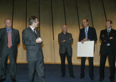 Deuxième remise du Prix Jacques-Goddet au Palais des Congrès à Paris, le 27 octobre 2005. Christophe Penot, l’organisateur, remercie chaleureusement Jacques Baudouin, directeur général délégué de LCL–Le Crédit Lyonnais, pour le soutien financier que la grande banque française apporte, non seulement au Prix Jacques-Goddet, mais aussi à l’histoire de la presse et de la francophonie.