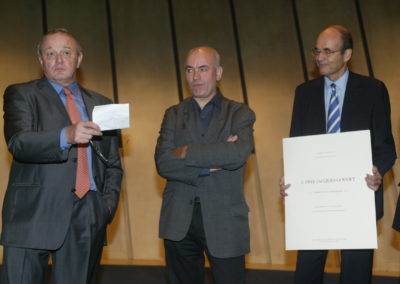 Directeur du Tour de France, Jean-Marie Leblanc accueille Philippe Bouvet, le lauréat. Un chaleureux discours de félicitations, avant celui de Jacques Baudouin.