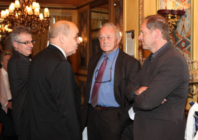 Fidèle soutien des créations de Cristel Éditeur d’Art, Jean-Yves Le Drian, ministre de la Défense, nous fait le bonheur d’être l’invité d’honneur du millésime 2015 du Prix Jacques-Goddet. Il a été accueilli par Christophe Penot, Jean-Marie Leblanc et Christian Prudhomme, le directeur du Tour de France.