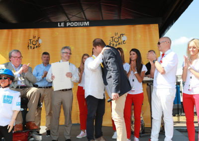 Une accolade émue et sincère. Chacun sait, dans la caravane, que Stéphane Thirion, présentement parti pour son vingt-sixième du Tour de France, est l’un des plus authentiques passionnés du grand rendez-vous de l’été.