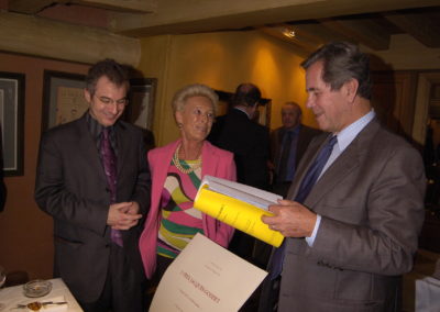 Christophe Penot, l’organisateur, et Rosine Goddet accueillent Jean-Louis Debré, leur invité d’honneur. Dans la logique de la longue amitié qui a toujours lié la marraine du Prix et le président de l’Assemblée nationale.