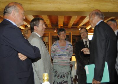 Premiers échanges. Chacun pourra remarquer que l’invité d’honneur, Valéry Giscard d’Estaing, est venu avec un son dossier d’articles scrupuleusement lu et plus scrupuleusement encore annoté !