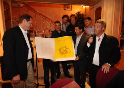 Entouré de Christian Prudhomme, Christophe Penot, Henri Montulet, Philippe Sudres, Gérard Castrie et Laurent Lachaux, jurés venus en nombre, Gilles Le Roch réclame une salve d’applaudissement pour le lauréat. C’est l’heure de la photographie souvenir, sous les couleurs de Valerio Adami.