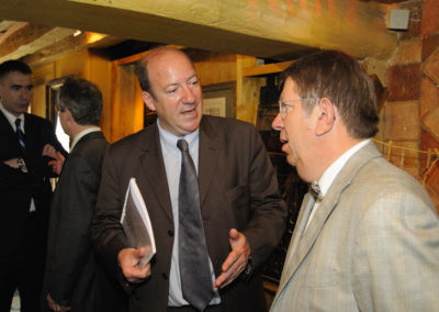Partout des hommes de presse. Tandis que Michel Dalloni, le directeur de la rédaction de L’Équipe, converse avec Christophe Penot (au fond), Philippe Sudres, le directeur du service de presse du Tour de France, parle d’internet et de communication avec Jacques Camus.