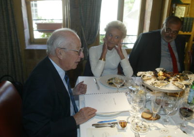 Rosine Goddet et Philippe Séguin sont à l’écoute. Fort de sa longue expérience, Jacques Marchand donne à sentir les talents de ce premier millésime. ©Cristel Editeur d’Art / Patrick Pichon