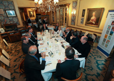 Les jurés ont pris place dans le somptueux décor du salon Lafayette, au restaurant Le Procope. La parole est à leur invité d’honneur.