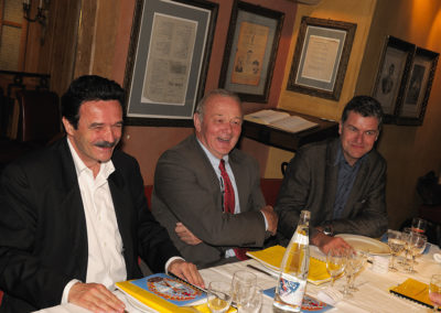 Edwy Plenel, Jean-Marie Leblanc et Laurent Lachaux sous le charme de Pierre Mazeaud. On ne trahira aucun secret en écrivant ici que l’ancien président du Conseil Constitutionnel, formidable homme de sport, peut être aussi un conteur très drôle et mordant !