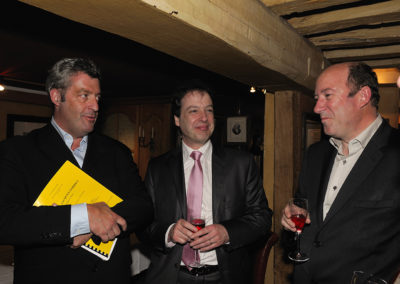 Trio de presse, trio de choc ! On reconnaît Gilles Le Roch, le président de l’Association internationale des journalistes du cyclisme et deuxième invité ès qualités, Henri Montulet, le rédacteur en chef de La France Cycliste, Philippe Sudres, le directeur du service de presse d’Amaury Sport Organisation.