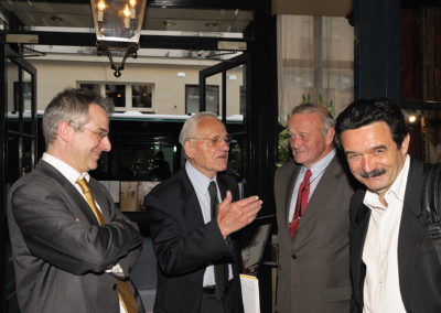 Les vertus de l’accueil. En bon compagnons de routes et fidèles complices, Christophe Penot, l’organisateur, et Jean-Marie Leblanc, l’ancien directeur du Tour de France, se sont fait une joie d’aller recevoir Pierre Mazeaud, leur invité d’honneur, et Edwy Plenel, le président du jury de cette sixième édition.