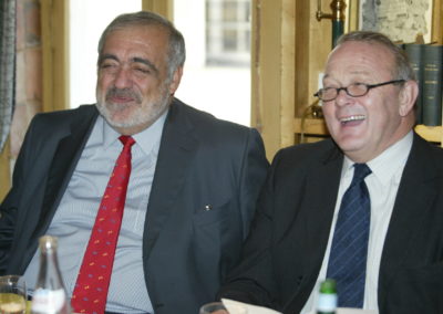 Il n’est pas interdit d’en rire ! Jean-Marie Leblanc, le directeur du Tour de France, et Philippe Séguin en joyeux défenseurs de la langue française. ©Cristel Editeur d’Art/Patrick Pichon