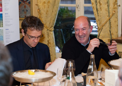 Très sérieux, Philippe Thobie relit son dossier d’articles : il voulait découvrir, lui aussi, les secrets de cette académie sans égale que parraine depuis huit ans le groupe Carrefour. Secrets qui tiennent d’abord, semble expliquer Philippe Sudres, à la joie de se retrouver tous ensemble !