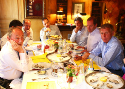 Michel Rocard, Gérard Castrie (en partie masqué), Philippe Sudres, Henri Montulet, Gilles Le Roch, Christian Prudhomme et Patrick Poivre d’Arvor à l’écoute. Dans la tradition de Prix Jacques-Goddet, chaque juré présente et défend ses choix avec une conviction qui honore l’idée qu’il se fait de la francophonie.