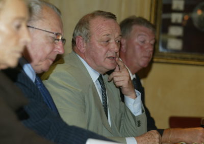 Rosine Goddet, Jacques Delors, Jean-Marie Leblanc et Daniel Isaac concentrés. C’est l’heure du choix.