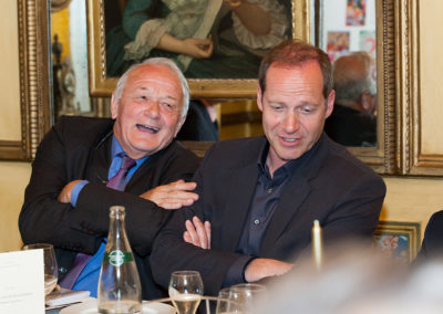 Comme deux (prestigieux) larrons en foire ! Jean-Marie Leblanc et Christian Prudhomme célèbrent dans la bonne humeur les vertus de la langue française et du Tour de France.