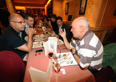 En Belgique comme en Gaule, tout se termine par un banquet. À la table des amis du Prix Jacques-Goddet, on reconnaît, au premier plan, l’ancien lauréat Philippe Bouvet, en grande conversation avec Éric Marchyllie, responsable sponsoring de Carrefour France, Laurent Lachaux et Gérard Castrie.