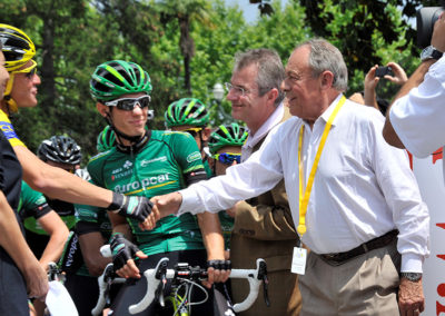 Sous les yeux de Pierre Rolland, Christophe Penot présente le Maillot jaune, Thomas Voeckler, à Michel Rocard. L’une des nombreuses scènes inattendues mais sympathiques que fait naître chaque année le Prix Jacques-Goddet.