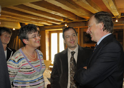 Patrice Clerc, président d’Amaury Sport Organisation, se ravit lui aussi de recevoir, au nom du Tour de France, Jean-Philippe Noiville, nouveau directeur de la communication de LCL, Sophie Moressée-Pichot, nommée responsable des opérations de sponsoring de LCL sur le Tour après le départ en retraite de Daniel Isaac, Anne Broches, directrice des ressources humaines et des affaires générales de LCL. À leurs côtés, on reconnait Henri Montulet, le rédacteur en chef de La France Cycliste.