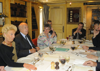Rosine Goddet a pris place à la droite du président Valéry Giscard d’Estaing. Elle est prête pour un débat qui ne manquera pas d’être animé !