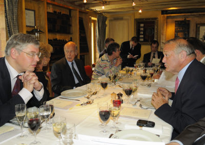 Conversations et conciliabules. Ce qui n’empêche pas Henri Montulet, dans la tradition des plaisirs de la table, de choisir soigneusement son menu…