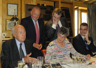 Jean-Marie Leblanc a ressorti les photographies du podium du Tour de France 1975, lorsque Valéry Giscard d’Estaing, alors Président, remit à Bernard Thévenet un maillot qu’il voulait vierge de toute publicité ! Trente-deux années plus tard, il s’en explique encore sous les yeux de Christophe Penot, d’Anne Broches et de Michel Dalloni.
