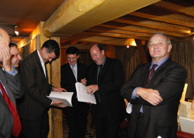 Des anciens pour entourer les nouveaux dans la bonne humeur. Henri Montulet, rédacteur en chef de La France Cycliste, Philippe Sudres, directeur du service de presse d’Amaury Sport Organisation, et Jean-Marie Leblanc, ancien directeur du Tour de France, font fête à Philippe Bouvet, ancien lauréat et juré es qualités de ce 5e Prix Jacques-Goddet, à Laurent Lachaux et à Gérard Castrie.