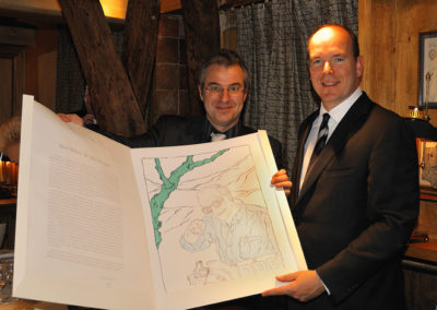 De son trait inimitable, Mark Brusse a dessiné un Jacques Goddet plus vivant que nature. Une réalisation signée Cristel Éditeur d’Art, que Christophe Penot présente en compagnie du Prince Albert II.