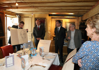 Christophe Penot présente au grand chancelier de la Légion d’honneur, ainsi qu’à Frédéric Ebling, Olivier Margot et Rosine Goddet, la lithographie du 8e Prix Jacques-Goddet. Elle a été réalisée par Vladimir Veličković, unanimement regardé comme le plus grand peintre serbe vivant.