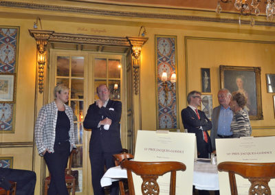 Lustres et dorures pour le 10e Prix Jacques-Goddet. Céline Géraud, présentatrice de Stade 2 et invitée ès qualités, Philippe Sudres, directeur du service de presse d’Amaury Sport Organisation, Christophe Penot, l’organisateur, Jean-Marie Leblanc et Rosine Goddet ont troqué le traditionnel salon Marat contre le salon Lafayette – mais toujours au Procope, plus vieux café-restaurant de Paris !