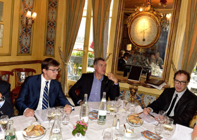 Le Tour de France, épopée d’hier, épopée d’aujourd’hui, épopée de l’avenir. Sous le cadran symbolique du Procope, et sous les yeux de Pascal Lamy, de Frédéric Ebling et de Laurent Lachaux, Henri Montulet se fait l’avocat d’une magie itinérante et sportive qui rassemble toutes les époques.