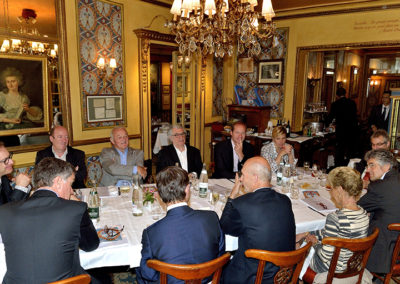 Avec le directeur des affaires publiques du groupe Carrefour France, Frédéric Ebling, à sa gauche, avec Rosine Goddet à sa droite, Pascal Lamy, ancien directeur général de l’Organisation mondiale du commerce, confie son plaisir de rejoindre un prix sportif qui a marqué son temps. « N’a de valeur que ce qui dure », écrira-t-il d’ailleurs sur le portfolio du 10e Prix Jacques-Goddet.