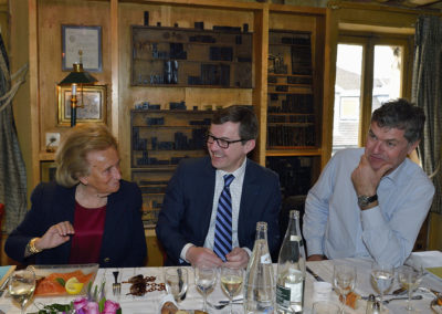 Eux aussi ont l’air de beaucoup s’amuser ! Entre deux lectures du dossier des articles candidats, Bernadette Chirac a partagé quelques confidences avec Frédéric Ebling et Laurent Lachaux.