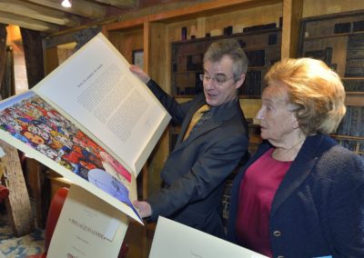 Passion d’éditeur d’art… Christophe Penot fait découvrir à Bernadette Chirac la lithographie spécialement réalisée par le peintre islandais Erró pour le 9e Prix Jacques-Goddet.