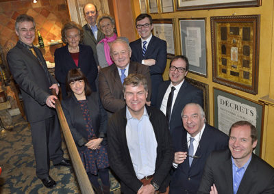 La traditionnelle photographie du jury dans l’escalier du Procope. Un bonheur particulièrement goûté lors d’une édition enfin plus féminisée qu’à l’ordinaire !