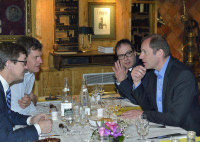 Conciliabule ! Sans doute Christian Prudhomme, le directeur du Tour de France, essaie-t-il de rallier à ses choix Frédéric Ebling, Laurent Lachaux et Henri Montulet.