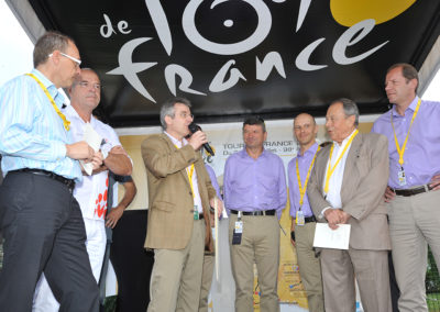 L’inoubliable remise du 7e Prix Jacques-Goddet à Pau, le vendredi 15 juillet 2011. Selon les traditions de l’accueil, Christophe Penot, l’organisateur, remercie le Tour de France, son mandataire, le groupe Carrefour, son partenaire, mais aussi Michel Rocard, ancien Premier ministre, qui a tenu à faire le déplacement jusqu’à Pau pour féliciter lui-même le lauréat, Jean-François Quénet.