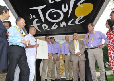 Oui, ce fut une édition très disputée qui fait honneur au palmarès et à la tradition des chantres du sport ! Christian Prudhomme, le directeur du Tour de France, est heureux de féliciter Jean-François Quénet, le lauréat de ce 7e Prix Jacques-Goddet.Oui, ce fut une édition très disputée qui fait honneur au palmarès et à la tradition des chantres du sport ! Christian Prudhomme, le directeur du Tour de France, est heureux de féliciter Jean-François Quénet, le lauréat de ce 7e Prix Jacques-Goddet.