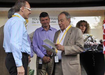 Sous le regard de Bernard Thévenet, ancien champion, vainqueur des Tours de France 1975 et 1977, Michel Rocard confie son émerveillement devant ces journalistes de terrain, capables de raconter chaque jour l’histoire à peine née, ou à naître, de la course. Un hommage qui va droit au cœur du lauréat.