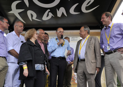 Christian Prudhomme a invité les parents de Jean-François Quénet à le rejoindre sur le podium. Un authentique moment d’émotion pour une famille engagée, qui a toujours revendiqué son attachement à la pensée de Michel Rocard.