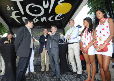 Remise du 8e Prix Jacques-Goddet, le dimanche 22 juillet, au Village du Tour, à Rambouillet. Au nom de Carrefour et du Tour de France, Christophe Penot, l’organisateur, accueille le nouveau lauréat, Jean-Luc Gatellier, grand reporter à L’Équipe.