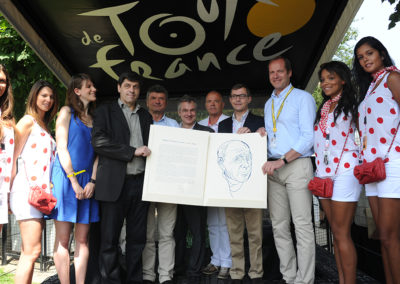 La photographie souvenir. Sur un podium aux couleurs de Carrefour, on reconnaît, entre les hôtesses, Lucie Gatellier, Jean-Luc Gatellier, Bernard Thévenet, Christophe Penot, Éric Marchyllie, Frédéric Ebling et Christian Prudhomme.