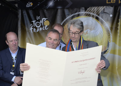 Communion ! Jean-Louis Le Touzet a voulu partager avec Bernard Hinault, l’un des champions qu’il a le plus admirés, la lithographie que lui vaut son article primé.