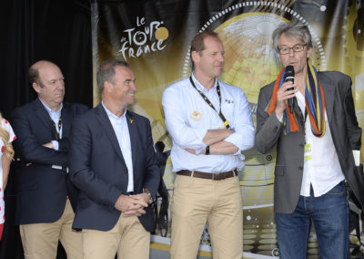 Derniers mots — émus  — de Jean-Louis Le Touzet, ancien compagnon du Tour de France devenu depuis peu reporter de guerre pour Libération : « Je vous aime ! » Un cri du cœur désormais gravé dans l’histoire du Prix Jacques-Goddet.