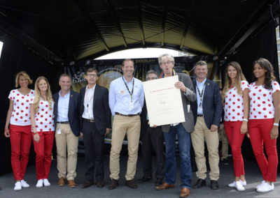 Un dixième lauréat ravi, et qui le montre ! Pour cette remise anniversaire aux couleurs du maillot à pois que parraine le groupe Carrefour, Bernard Hinault, Frédéric Ebling, Christian Prudhomme, Christophe Penot (en partie masqué), Jean-Louis Le Touzet et Bernard Thévenet se font une joie de prendre la pose !