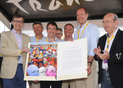 Arrêt sur image. Avant la reprise des discours, Frédéric Ebling, Bernard Thévenet, Gilles Comte, Christophe Penot, Bernard Hinault, Christian Prudhomme et Jean Germain, le maire de Tours, laissent les photographes immortaliser ce moment.