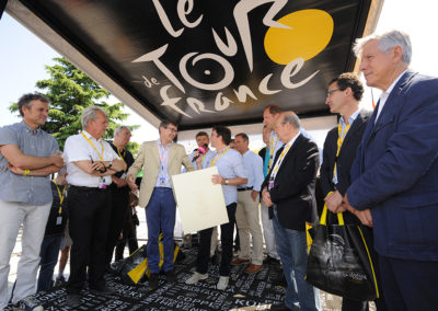 « Merci Monsieur Carrefour ! », s’exclamera Gilles Comte dans un bel hommage. Ancien et futur rédacteur en chef de Vélo Magazine, il est de ceux qui savent qu’on ne réussit jamais rien sous le soutien de fidèles partenaires.